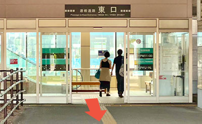 Please proceed to the “East Exit Connecting Passage” on the East Exit Plaza side of the 1st floor at JR Chitose Station.