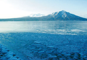 一部薄氷が張った支笏湖