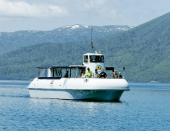 水中遊覧船と支笏湖